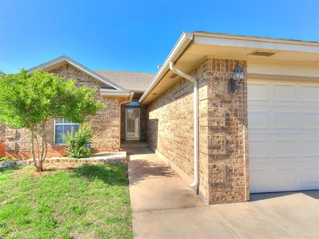 Photo 3 — 8233 Greer Way, Oklahoma City, OK 73132