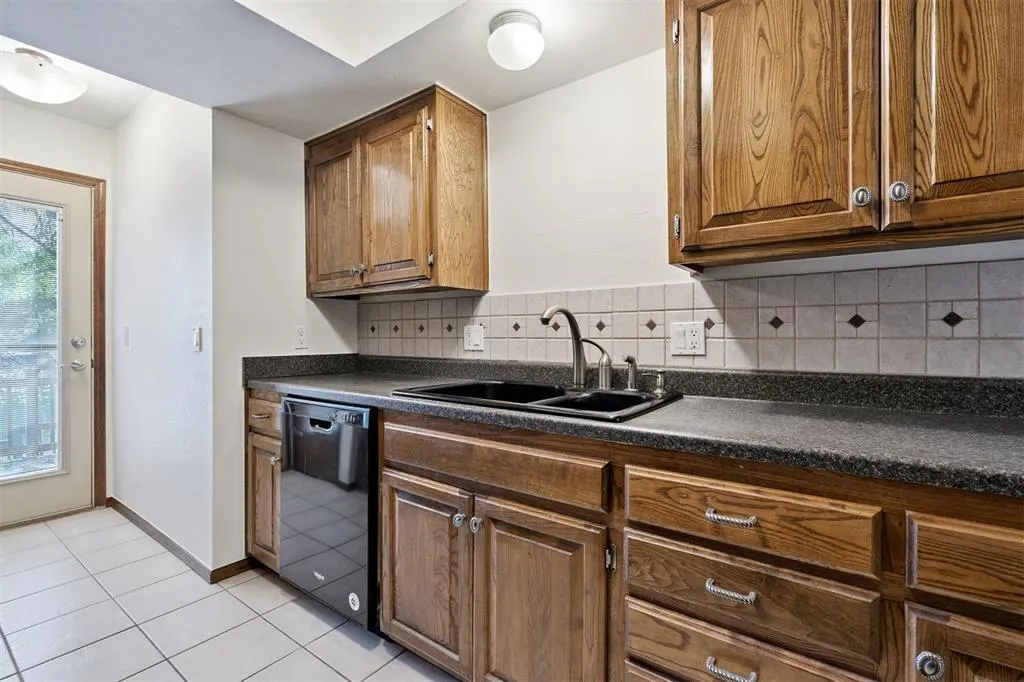 Photo 11 — 2908 Village Circle, Edmond, OK 73013