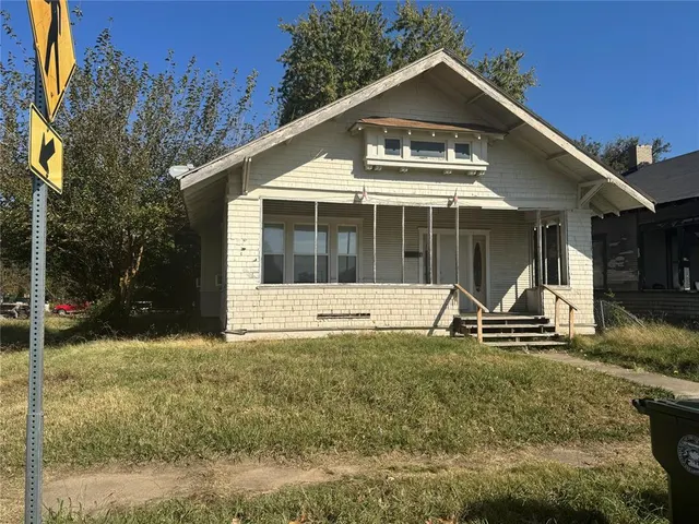 Front exterior — 702 E Broadway Street, Muskogee, OK 74403