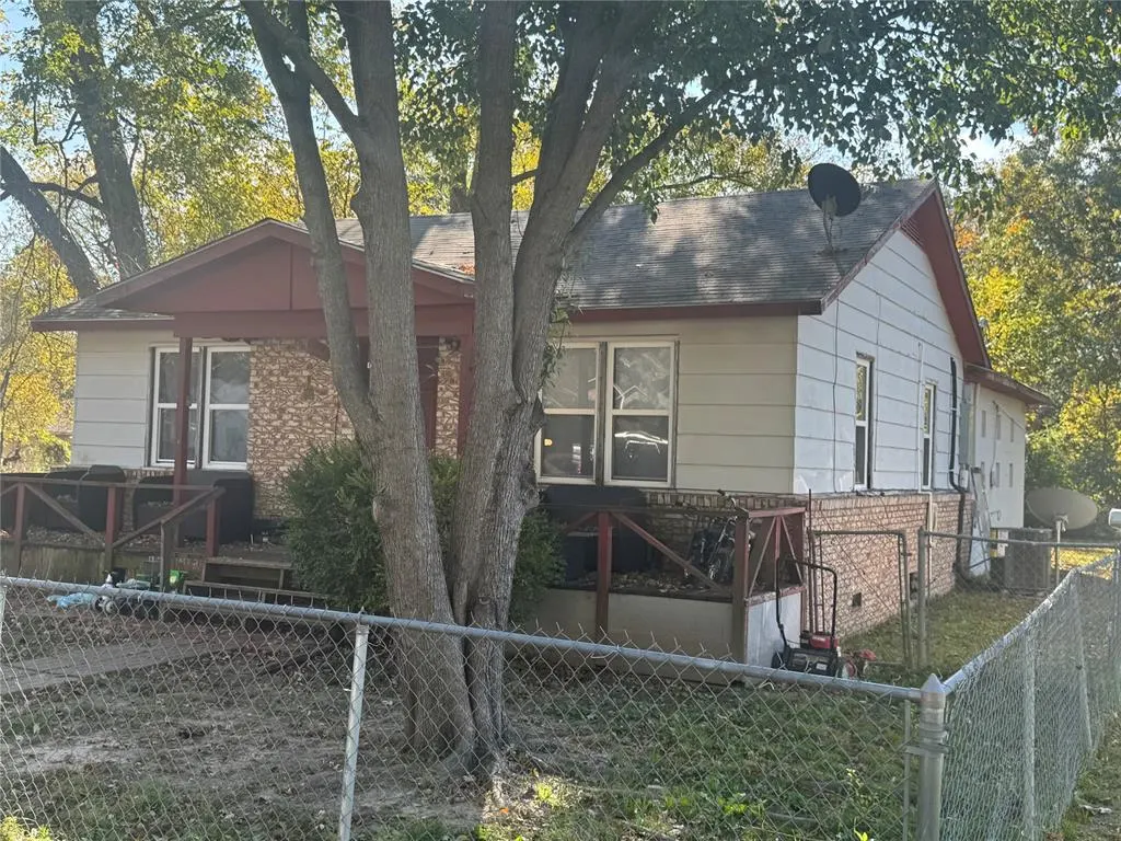 Front exterior — 2411 Pine Street, Muskogee, OK 74401