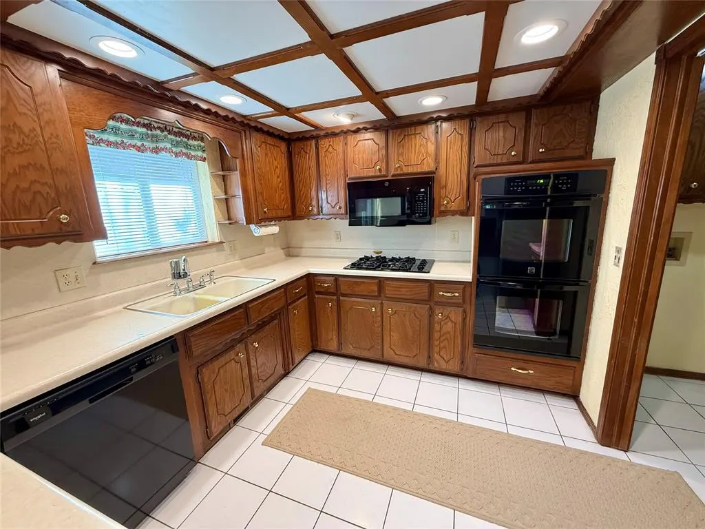 Photo 4 — 10216 Alicia Drive, Midwest City, OK 73130
