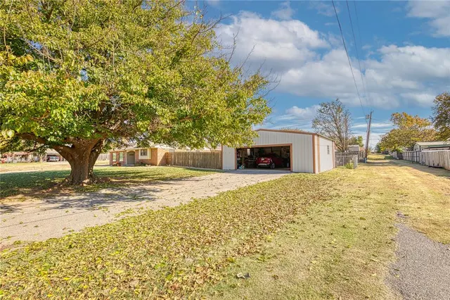 Photo 2 — 301 S 14th Street, Arapaho, OK 73620
