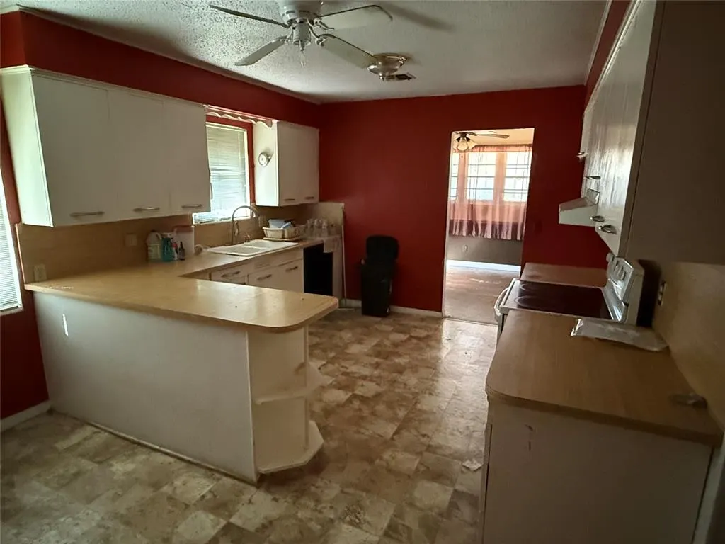 Photo 4 — 4324 N Grove Avenue, Warr Acres, OK 73122