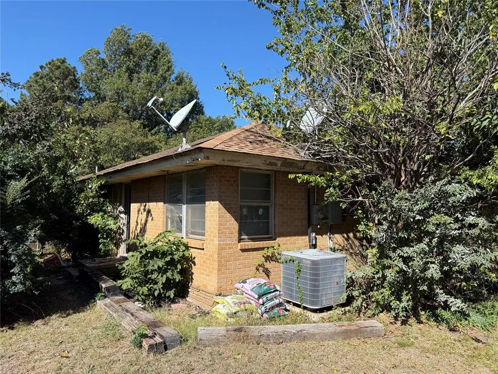 Photo 10 — 4324 N Grove Avenue, Warr Acres, OK 73122