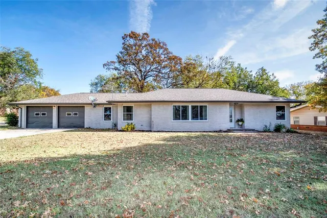 Front exterior — 124 N Dewey Avenue, Chandler, OK 74834