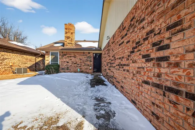 Photo 3 — 1720 Lionsgate Circle, Bethany, OK 73008