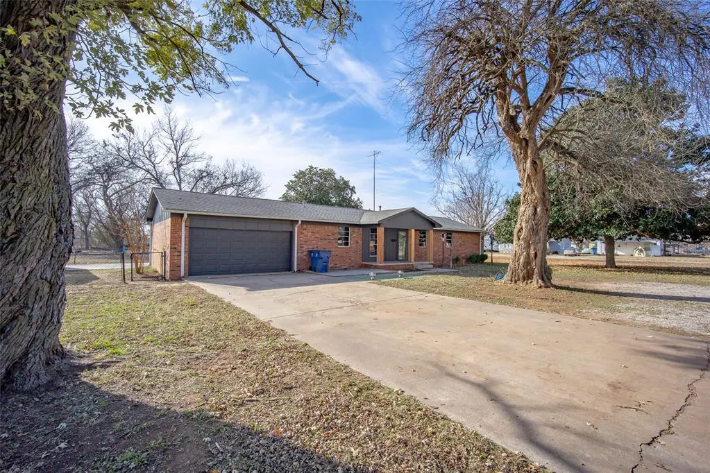 Front exterior — 107 W Quapaw Street, Lindsay, OK 73052