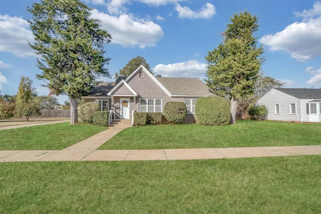 Front exterior — 821 E Elm Street, Altus, OK 73521