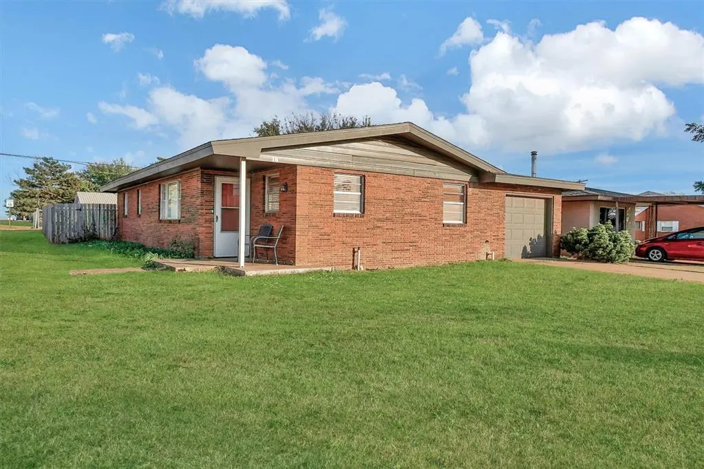 Front exterior — 18 E Anchor Drive, Sayre, OK 73662