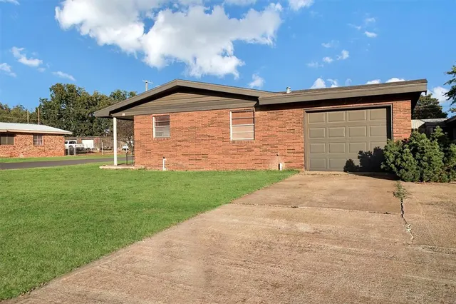 Photo 2 — 18 E Anchor Drive, Sayre, OK 73662