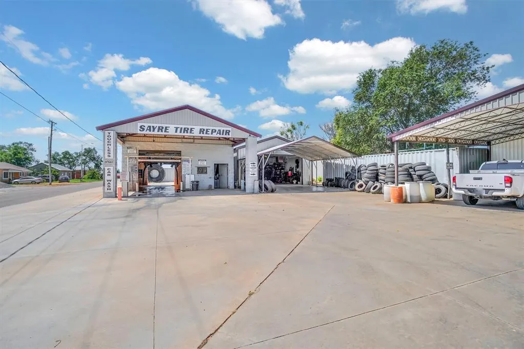 Front exterior — 1609 Watts Street, Sayre, OK 73662