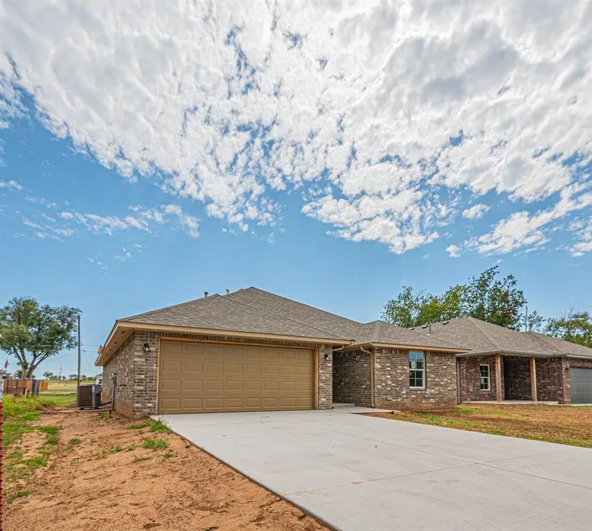 Photo 2 — 118 Cedar Street, Perry, OK 73077