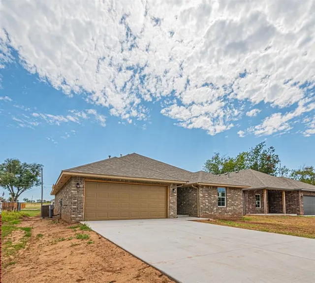 Photo 2 — 118 Cedar Street, Perry, OK 73077