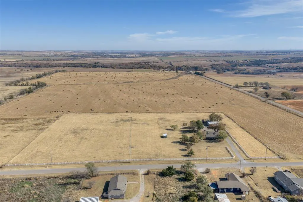 Photo 2 — 31185 County Street 2470, Carnegie, OK 73015