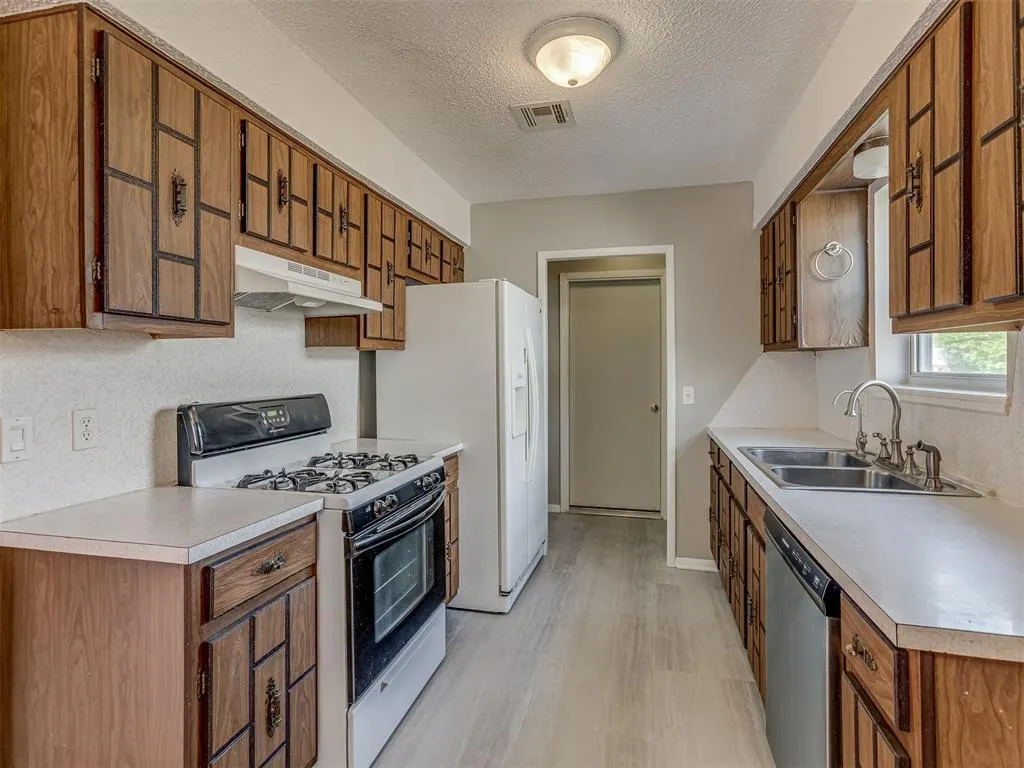 Photo 4 — 724 Red Oak Terrace, Edmond, OK 73003