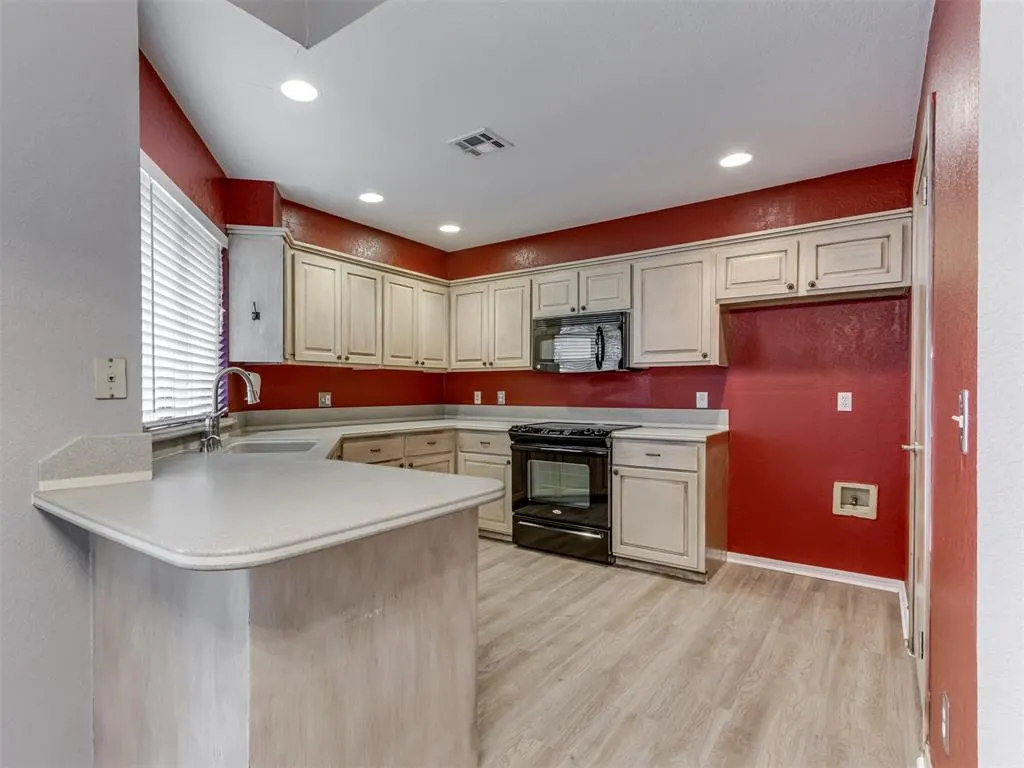 Photo 10 — 7913 Wilshire Ridge Drive, Oklahoma City, OK 73132