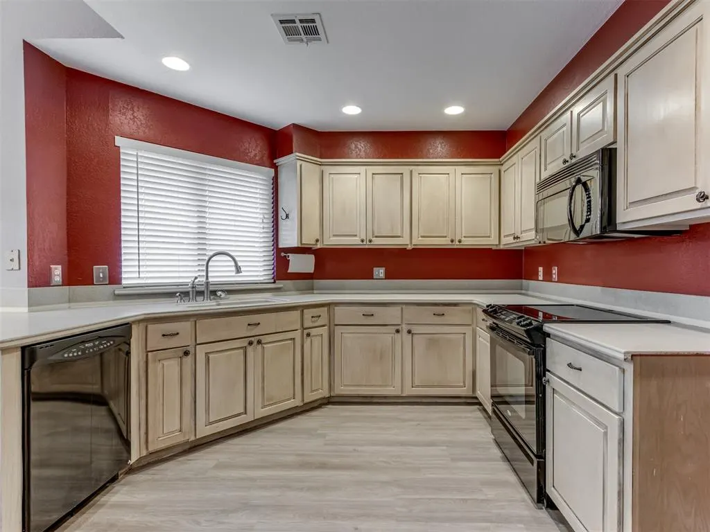 Photo 11 — 7913 Wilshire Ridge Drive, Oklahoma City, OK 73132