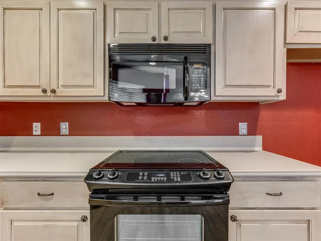 Photo 13 — 7913 Wilshire Ridge Drive, Oklahoma City, OK 73132