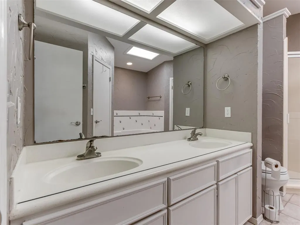 Photo 16 — 7913 Wilshire Ridge Drive, Oklahoma City, OK 73132