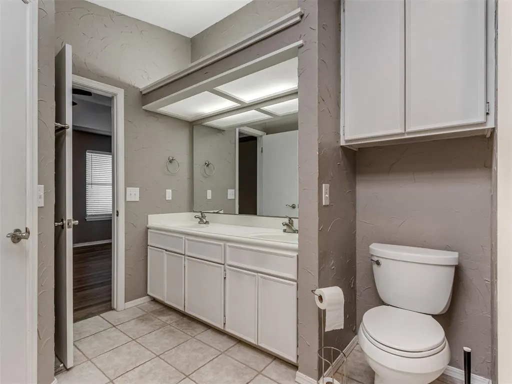 Photo 17 — 7913 Wilshire Ridge Drive, Oklahoma City, OK 73132