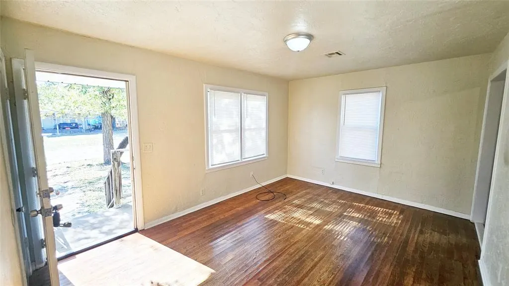 Photo 4 — 913 NW 99th Street, Oklahoma City, OK 73114