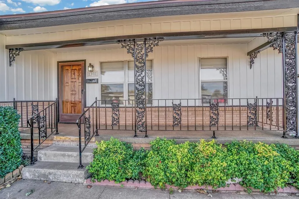 Photo 2 — 1308 Karen Avenue, Altus, OK 73521