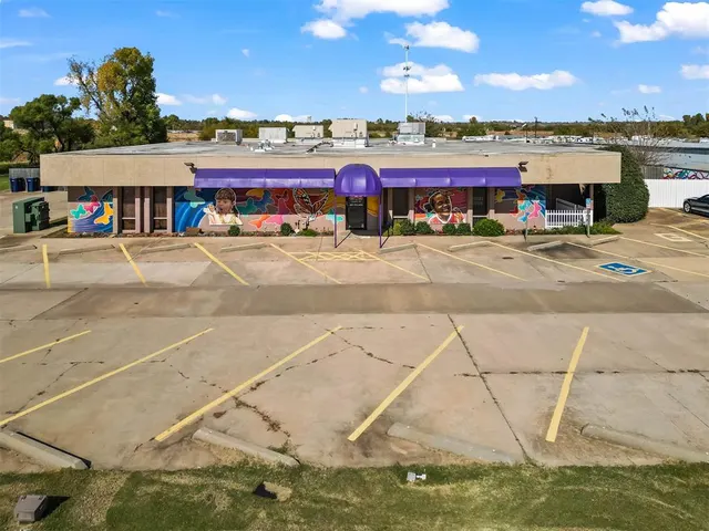 Photo 2 — 11223 NW 10th Street, Yukon, OK 73099