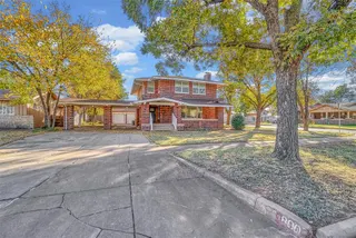 Sold home at 800 E Commerce Street