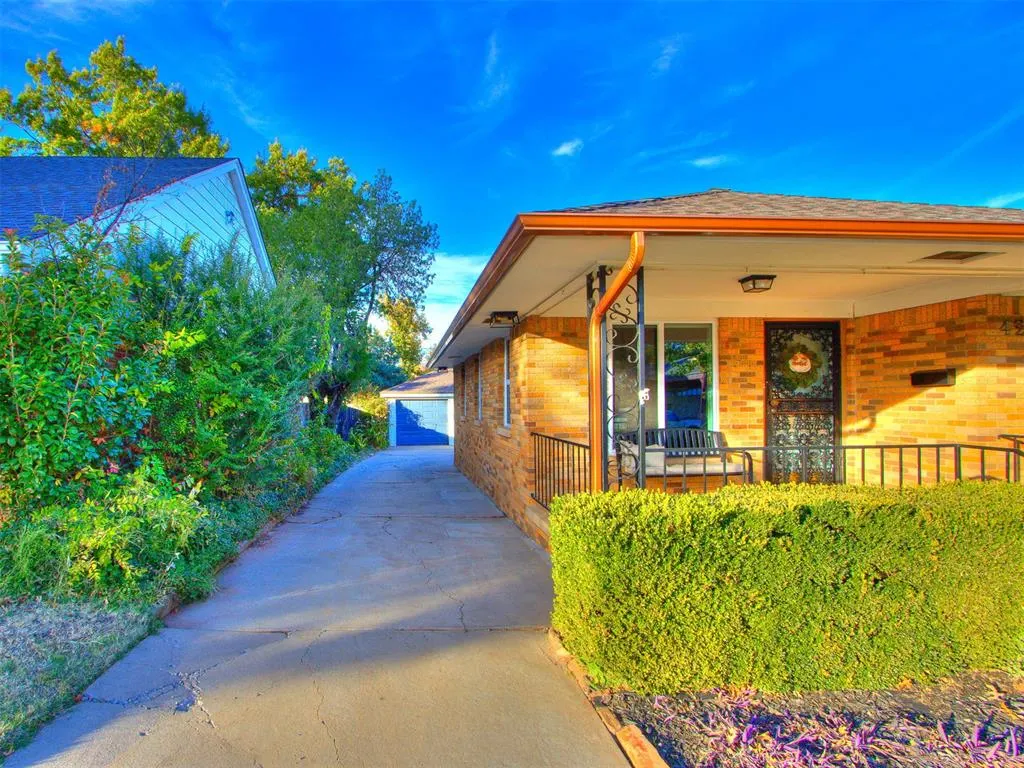 Photo 3 — 425 NW 44th Street, Oklahoma City, OK 73118