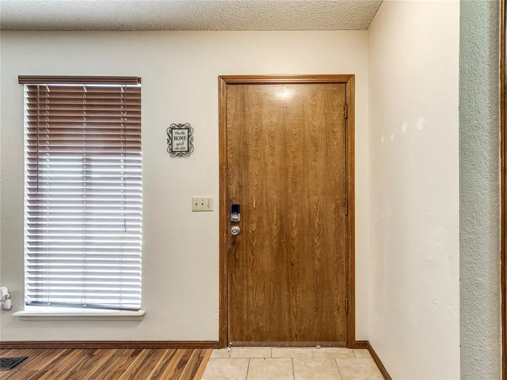 Photo 7 — 6908 Woodlake Drive, Oklahoma City, OK 73132