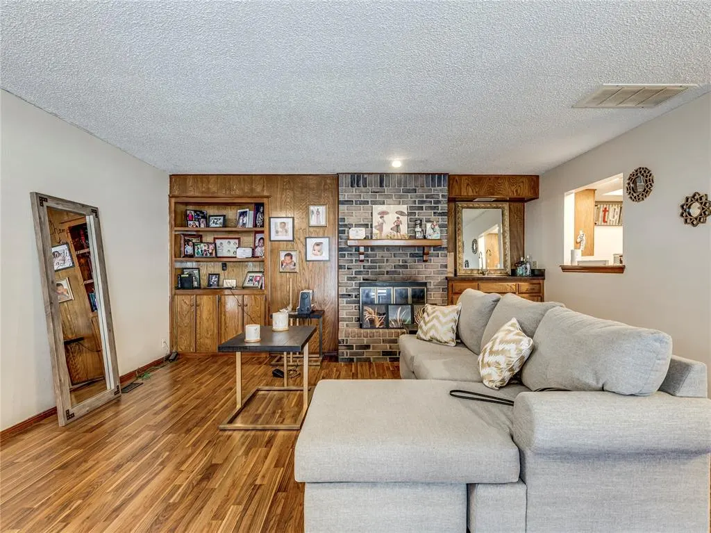 Photo 10 — 6908 Woodlake Drive, Oklahoma City, OK 73132