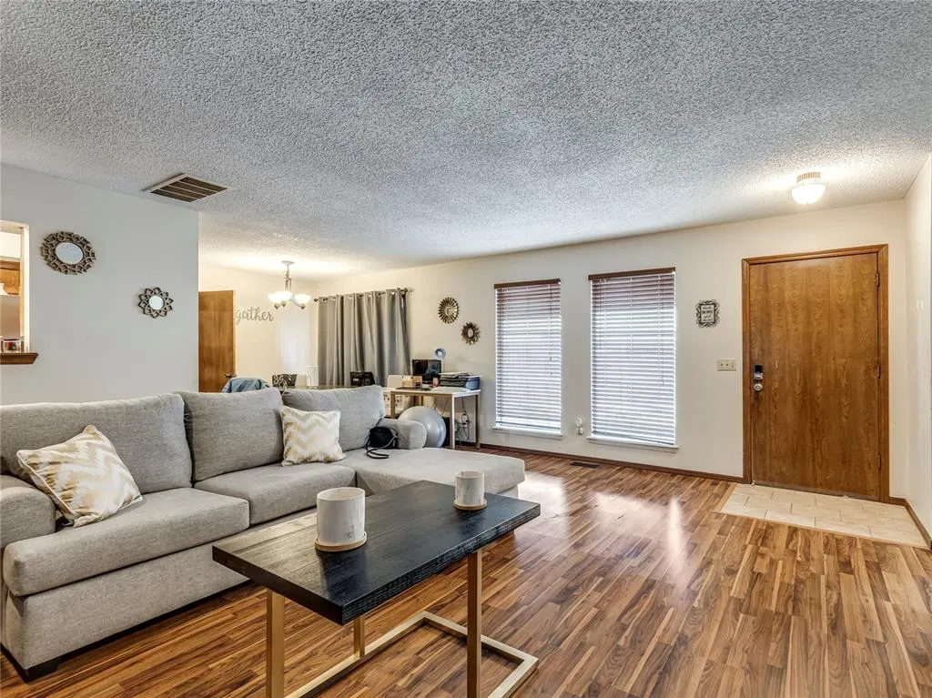 Photo 12 — 6908 Woodlake Drive, Oklahoma City, OK 73132