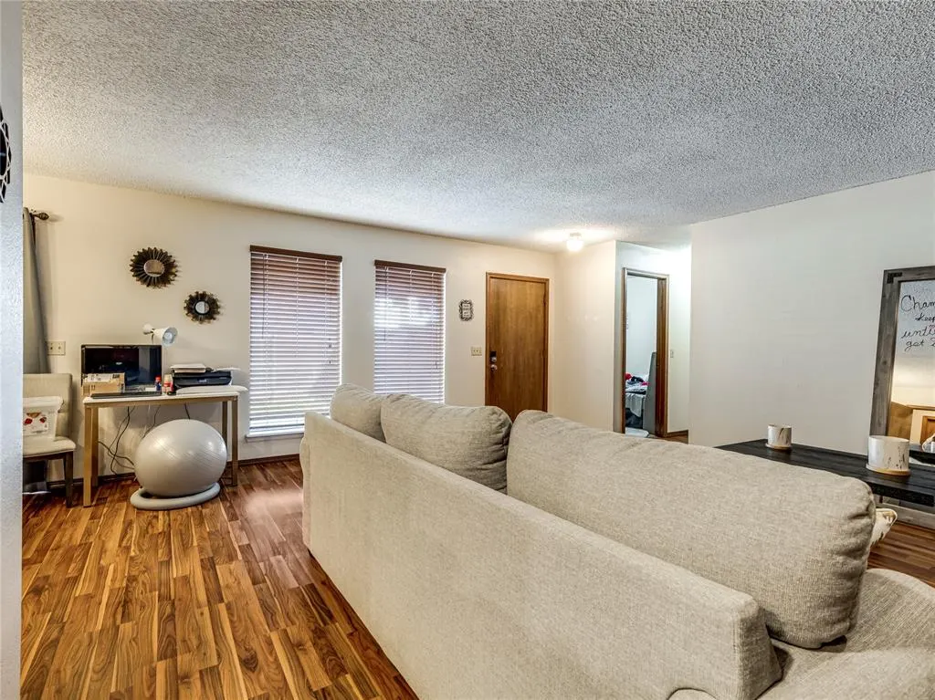 Photo 13 — 6908 Woodlake Drive, Oklahoma City, OK 73132