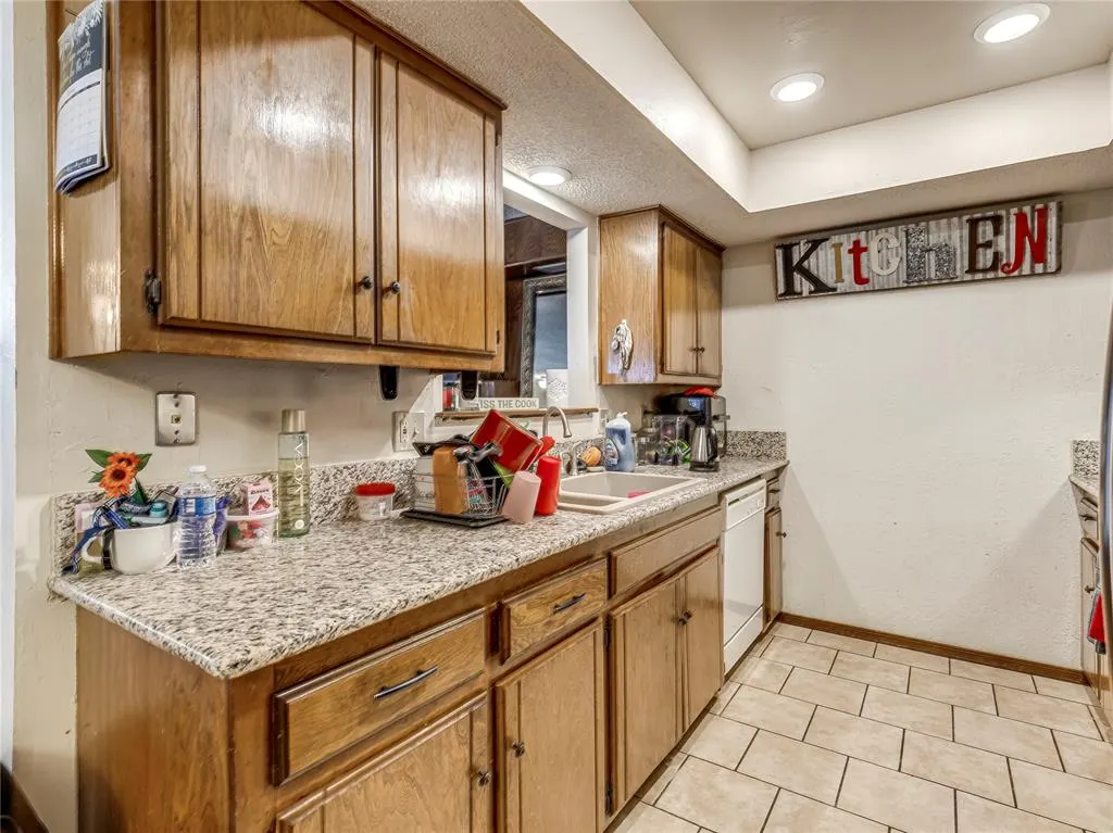 Photo 16 — 6908 Woodlake Drive, Oklahoma City, OK 73132