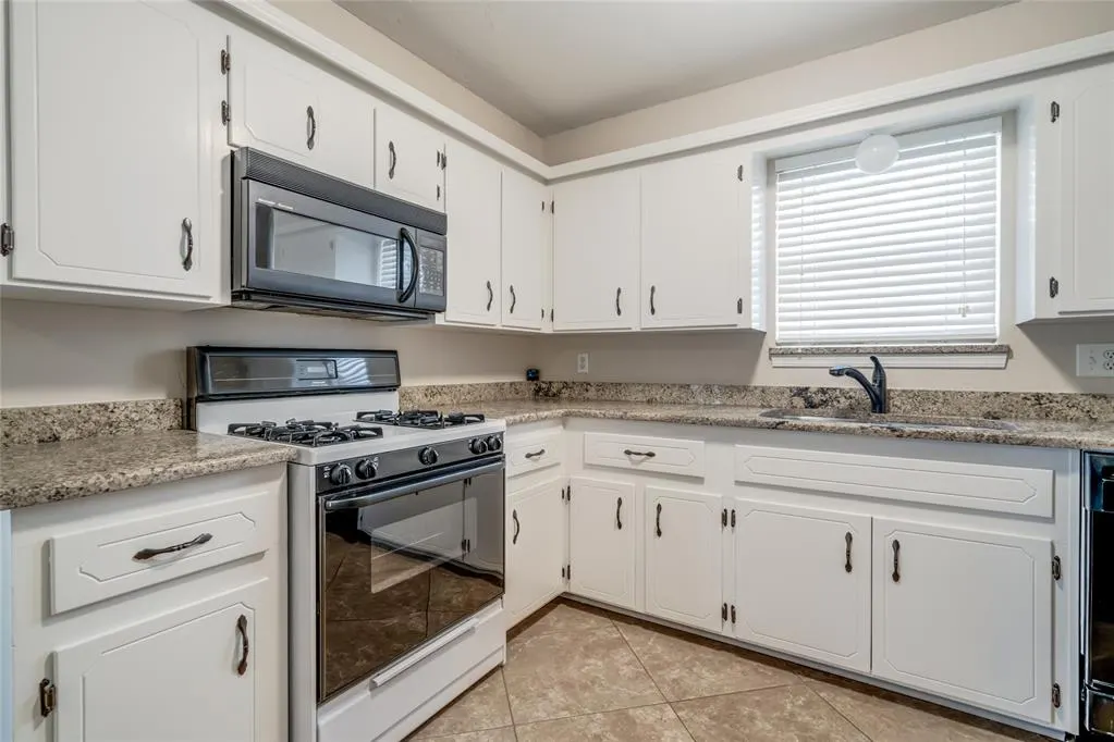 Photo 13 — 501 Meadow Lake Drive, Edmond, OK 73003