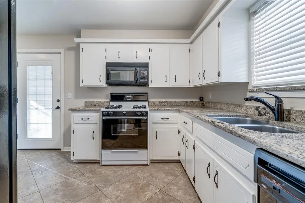Photo 14 — 501 Meadow Lake Drive, Edmond, OK 73003