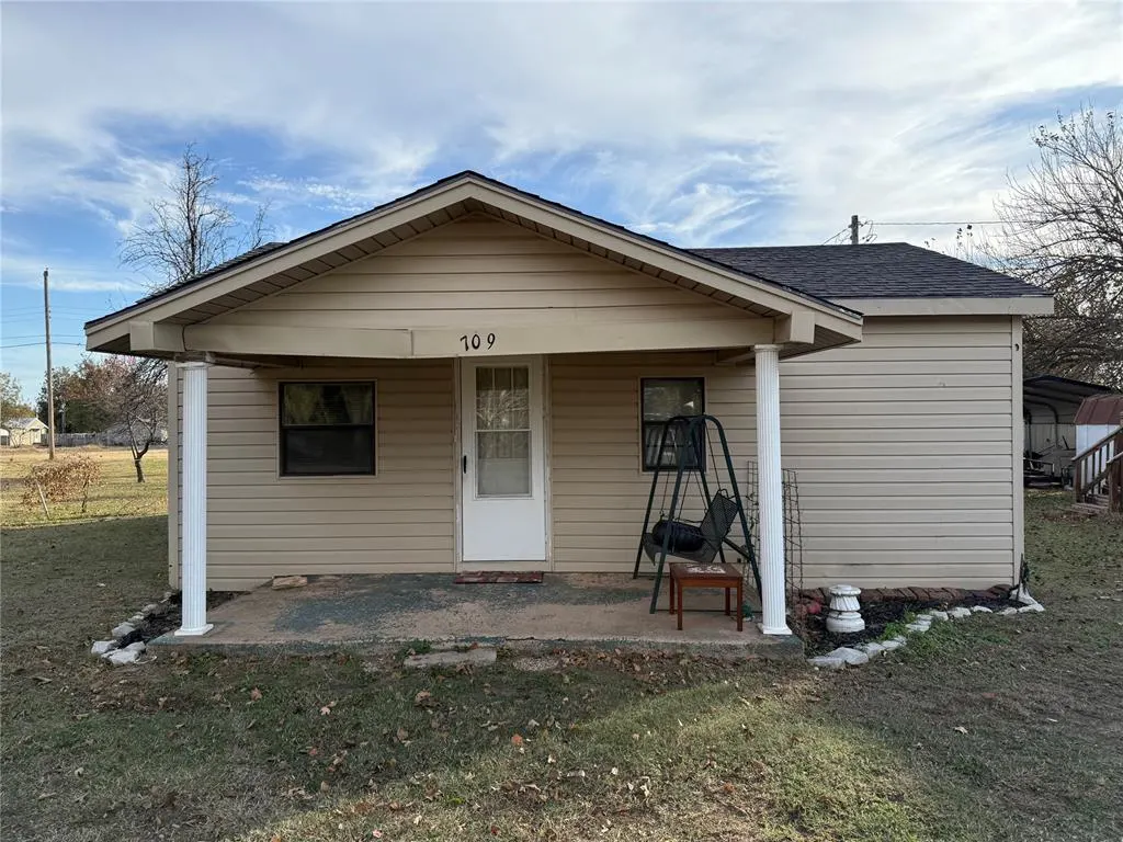 Front exterior — 709 W Washington Street, Crescent, OK 73028
