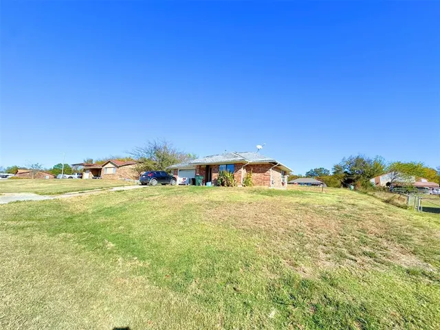 Photo 2 — 1104 NW Hahn Street, Kingston, OK 73439