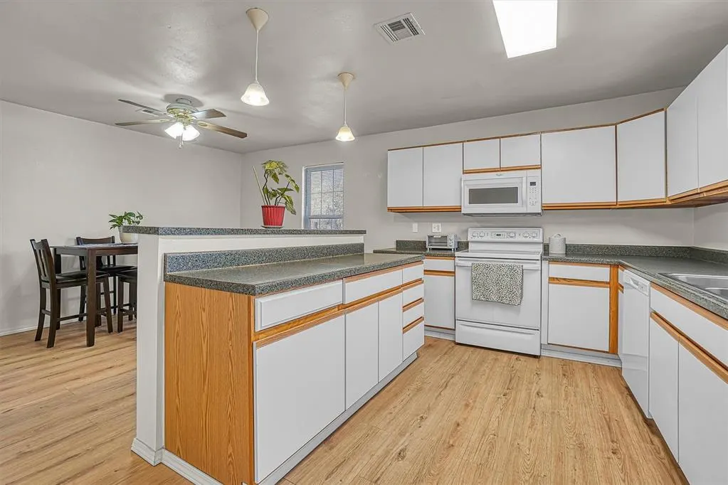 Photo 10 — 315 S Cordell Avenue, Cordell, OK 73632