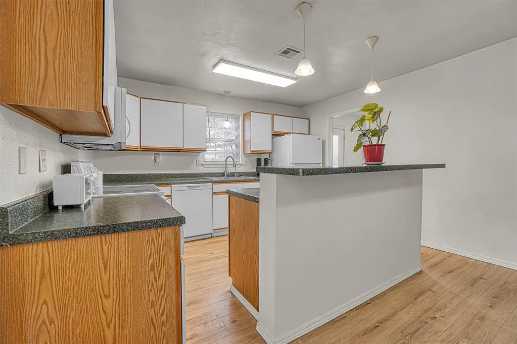 Photo 11 — 315 S Cordell Avenue, Cordell, OK 73632