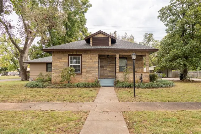 Front exterior — 828 N Pine Street, Pauls Valley, OK 73075