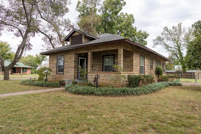 Photo 2 — 828 N Pine Street, Pauls Valley, OK 73075