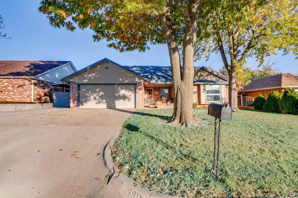 Photo 3 — 9816 S Hillcrest Drive, Oklahoma City, OK 73159
