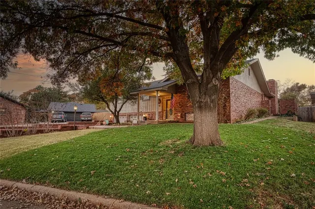 Front exterior — 716 Phillips Lane, Clinton, OK 73601