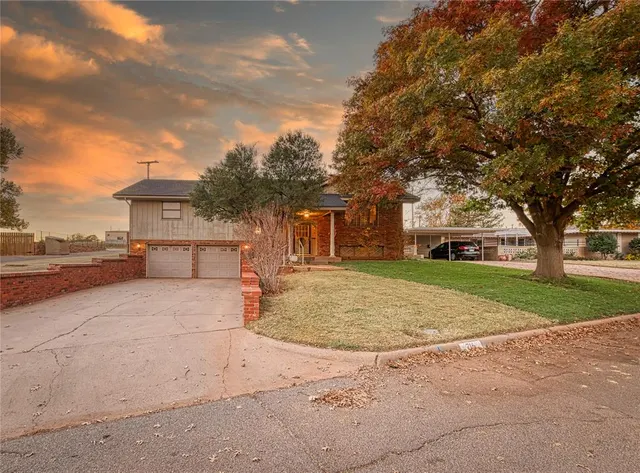 Photo 2 — 716 Phillips Lane, Clinton, OK 73601