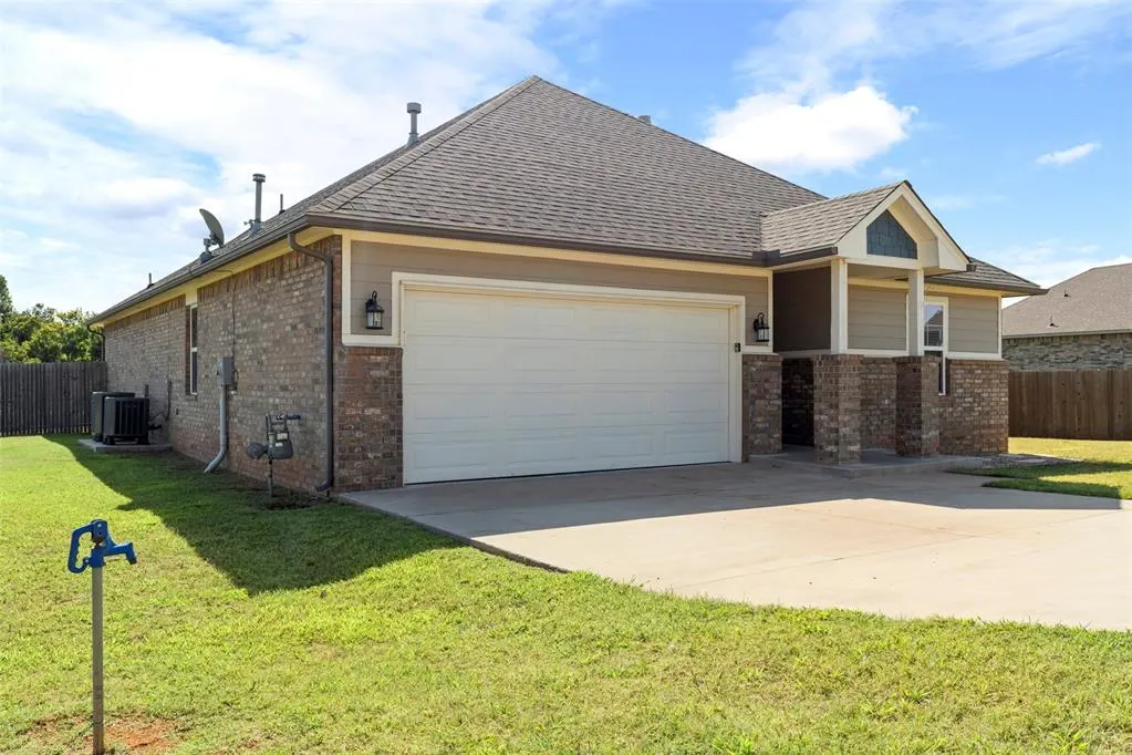 Photo 3 — 14500 Meadow Ridge Lane, Edmond, OK 73025
