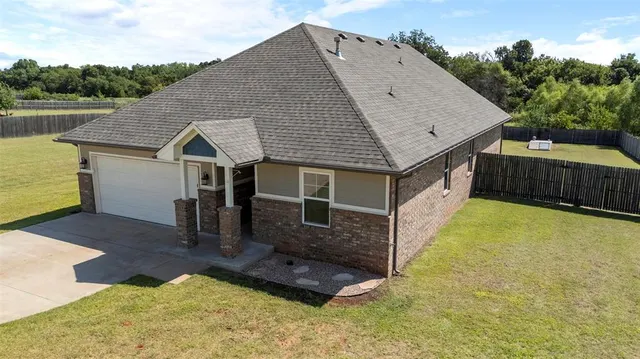 Photo 5 — 14500 Meadow Ridge Lane, Edmond, OK 73025