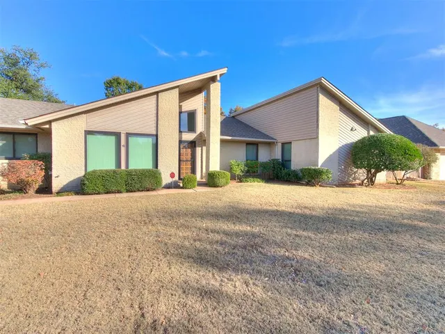 Photo 3 — 12316 Deerwood Circle, Oklahoma City, OK 73142