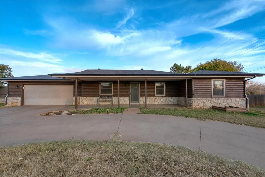 Front exterior — 202 N Otis Avenue, Elk City, OK 73644