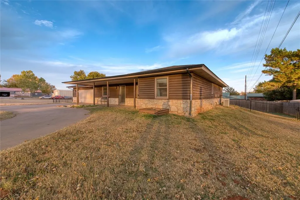 Photo 3 — 202 N Otis Avenue, Elk City, OK 73644
